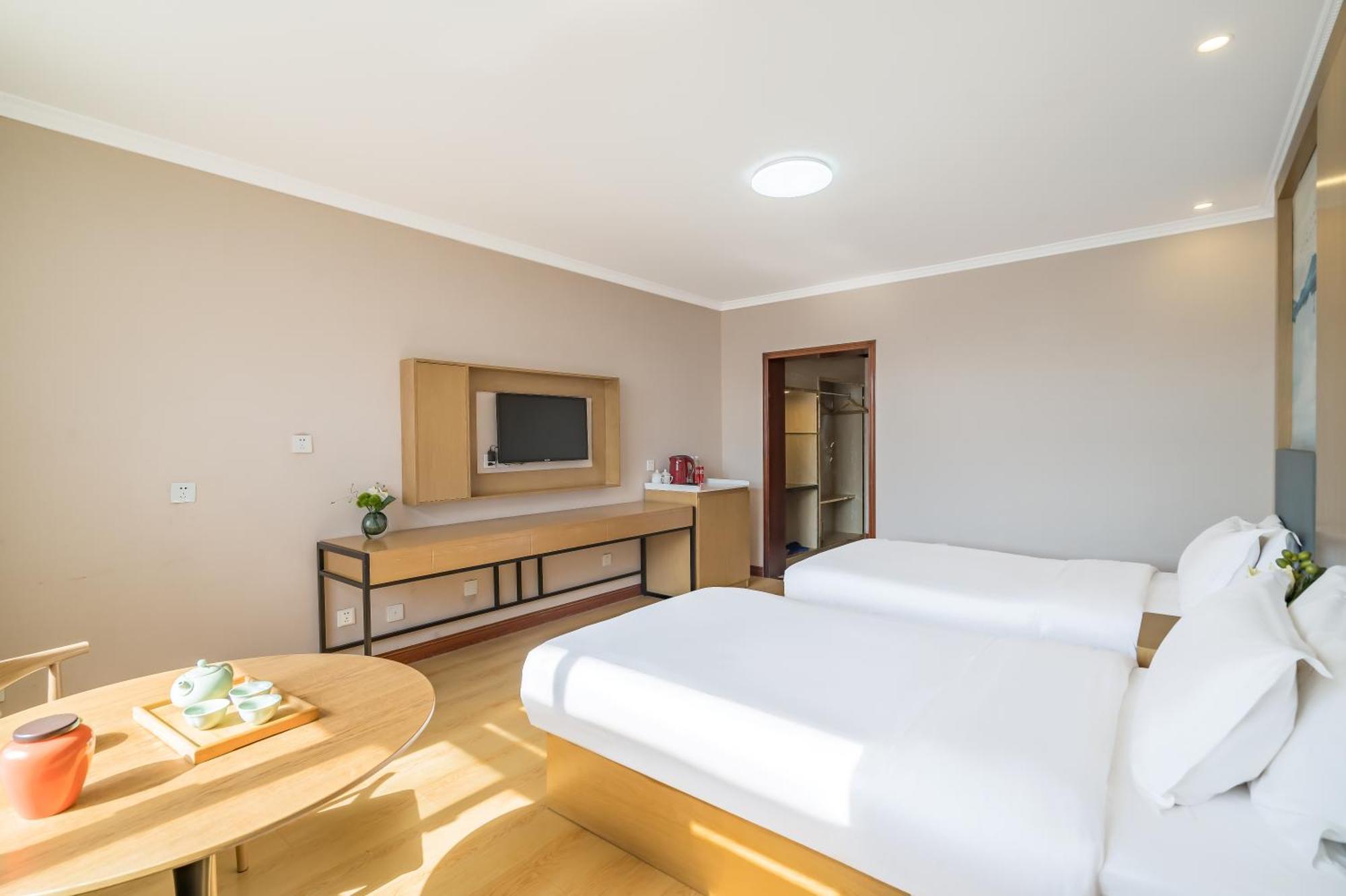 Bailu Hotel 3*